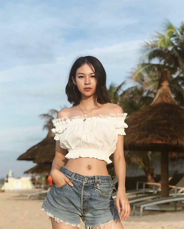Trong khi đó, Phí Phương Anh lại mang tới hình ảnh của một cô nàng năng động , trẻ trung khi mix áo croptop trễ vai cùng jeans xé gấu. Ảnh: hanghieuorder.