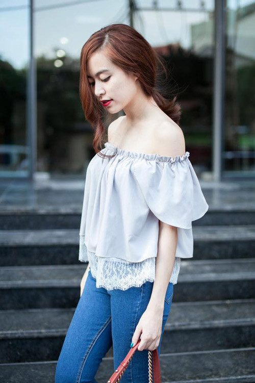 Hoàng Thùy Linh đẹp khó cưỡng với chiếc áo trễ vai khoe trọn đôi vai mềm mại và làn da mịn màng đẹp không tì vết của mình. Ảnh: kenhphunu.