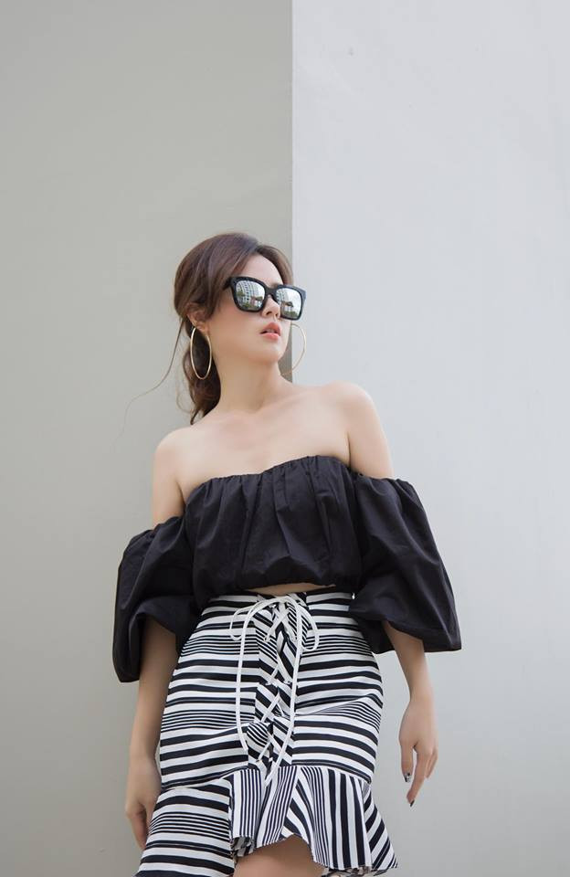 Midu không ngại khoe vòng 1 căng đầy gợi cảm của mình với các trang phục áo trễ vai. Ảnh: 24h.