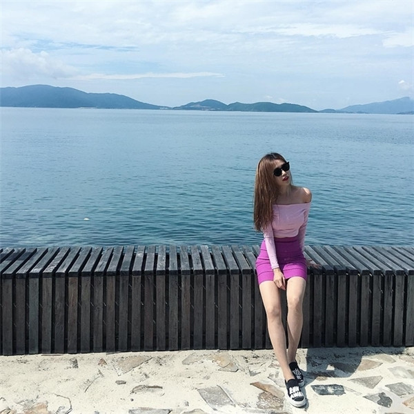 Sĩ Thanh cũng không thoát khỏi “lưới tình” của chiếc áo trễ vai nóng bỏng này. Ảnh: yan.