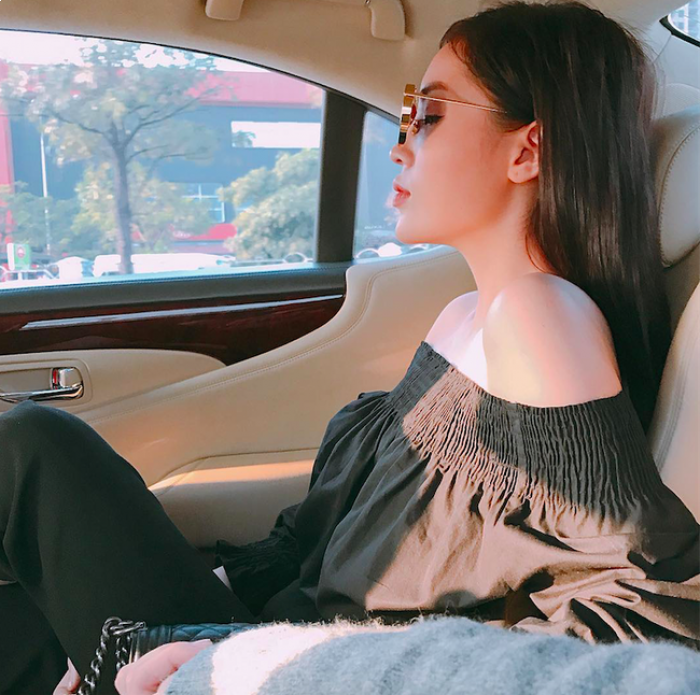 Hoa hậu Kỳ Duyên sanh chảnh trong chiếc áo trễ vai màu đen cùng cặp kính tráng bạc sành điệu. Ảnh: we25.