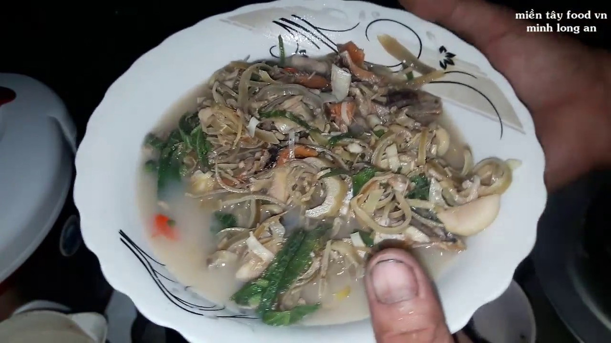 Mắm bò hóc được biết đến như là một loại “đặc sản” của người dân Khmer với nguyên liệu chính là cá. Ảnh: ytimg.