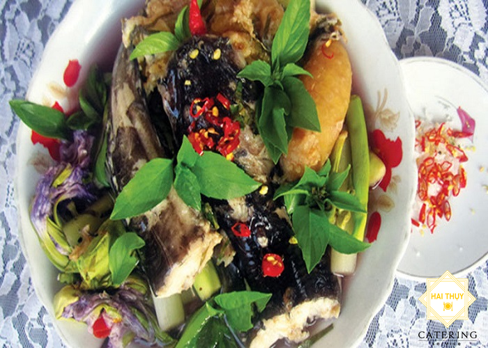 Gia vị chính trong bất cứ một nồi canh sim lo nào cũng có đó là mắm bò hóc, sả và ớt được băm nhuyễn. Ảnh: haithuycatering.