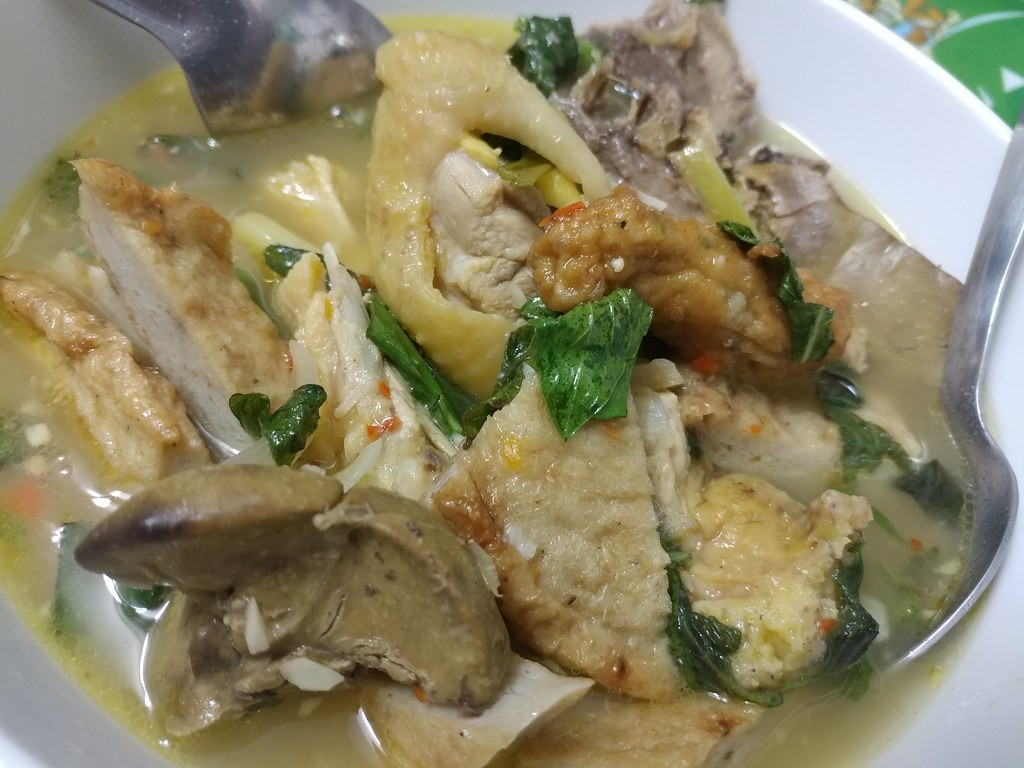 Tùy theo nguyên liệu và sở thích của người dùng mà nồi canh sim lo có một tên gọi khác nhau. Ảnh: staticflickr.