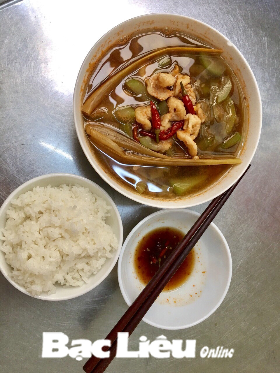 Ví dụ, canh sim lo nấu với bầu gọi là canh sim-lo bầu, nấu với măng là canh sim-lo măng, sim lo thốt nốt, sim lo cá, ... Ảnh: baobaclieu.