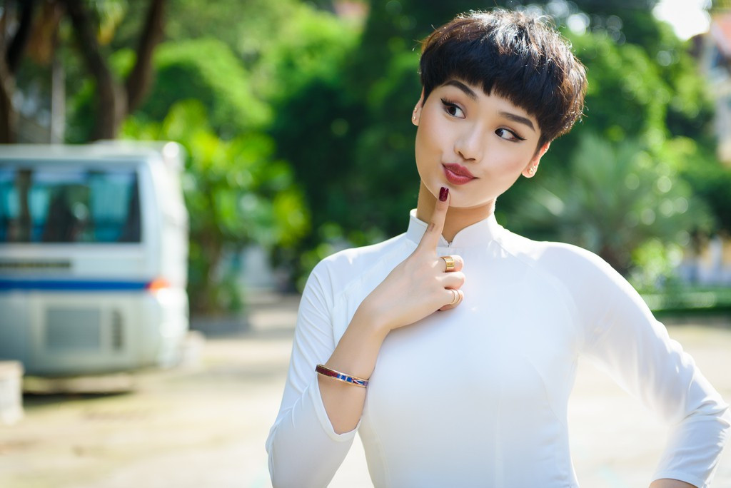 Mặc áo dài trắng đầy nữ tính nhưng lại để kiểu tóc con trai bướng bỉnh. Thế nhưng sự đối lập này của Miu Lê rất được khen ngợi. Ảnh: zadn.