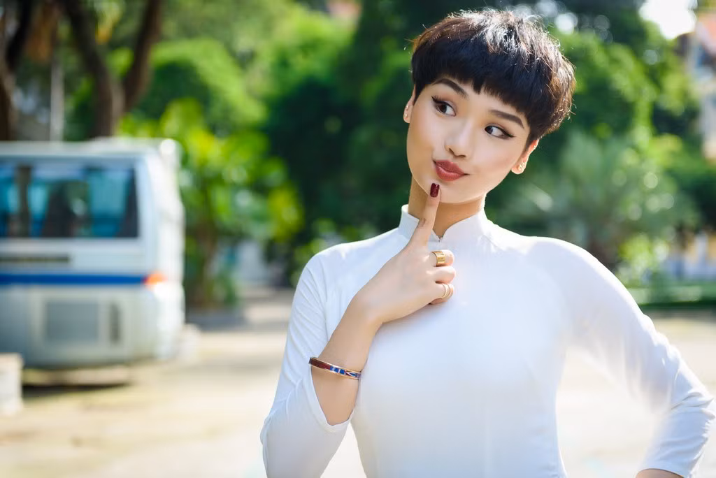 Mặc áo dài trắng đầy nữ tính nhưng lại để kiểu tóc con trai bướng bỉnh. Thế nhưng sự đối lập này của Miu Lê rất được khen ngợi. Ảnh: zadn.