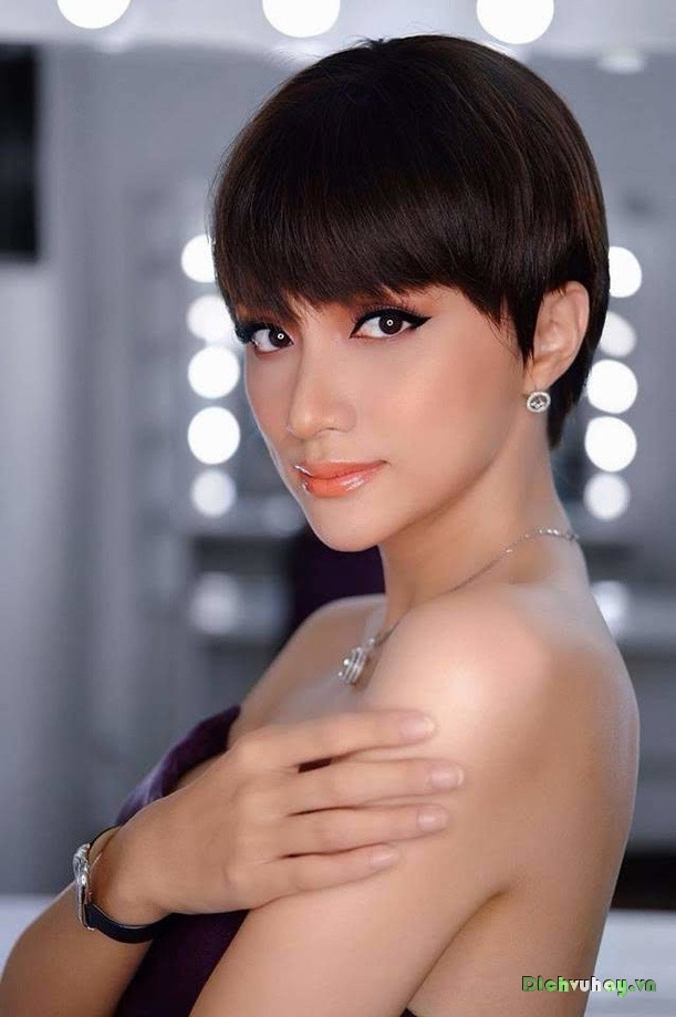 Hoa hậu Hương Giang cực kỳ lạ lẫm với kiểu tóc này. Ảnh: dichvuhay.