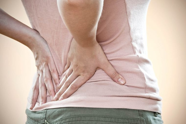 Một dấu hiệu khác của ung thư cổ tử cung là dịch tiết âm đạo không bình thường có màu xanh, loãng, mùi hôi, màu nâu hoặc lẫn với máu.