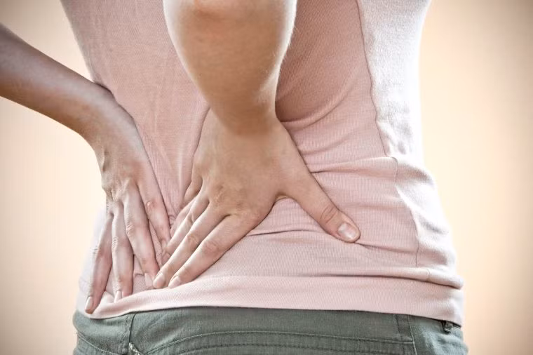 Một dấu hiệu khác của ung thư cổ tử cung là dịch tiết âm đạo không bình thường có màu xanh, loãng, mùi hôi, màu nâu hoặc lẫn với máu.