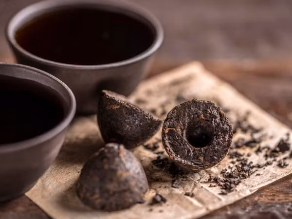 Trà Puerh là một loại trà đen của Trung Quốc đã được lên men cũng có tác dụng giảm mỡ bụng và hỗ trợ giảm cân khá hiệu quả. Ảnh: drweil.