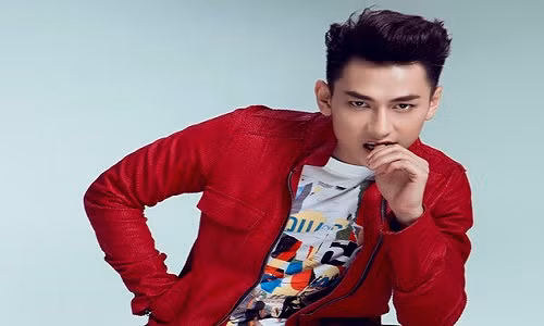 Issac luôn tạo cho mình một phong cách rất MEN với đặc trưng là đôi mắt một mí làm bao trái tim fan nữ phải xao xuyến. Ảnh: anninhthudo.