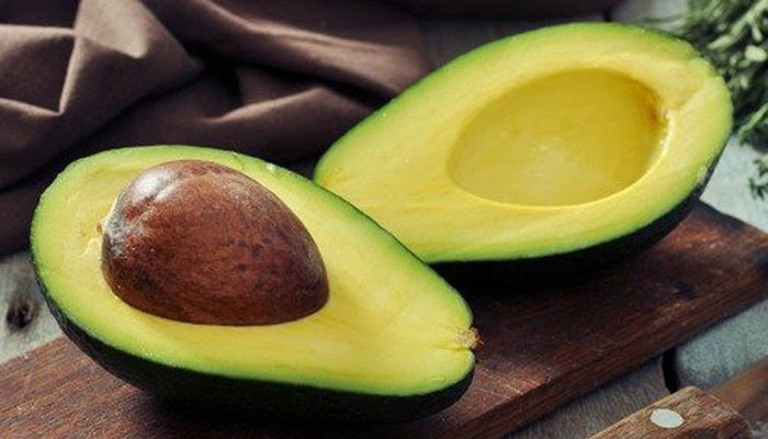 Trong khi đó, quả bơ chứa rất nhiều chất chống oxy hóa, giúp vận chuyển chất độc ra ngoài một cách nhanh chóng. Ảnh: caygiongbo.