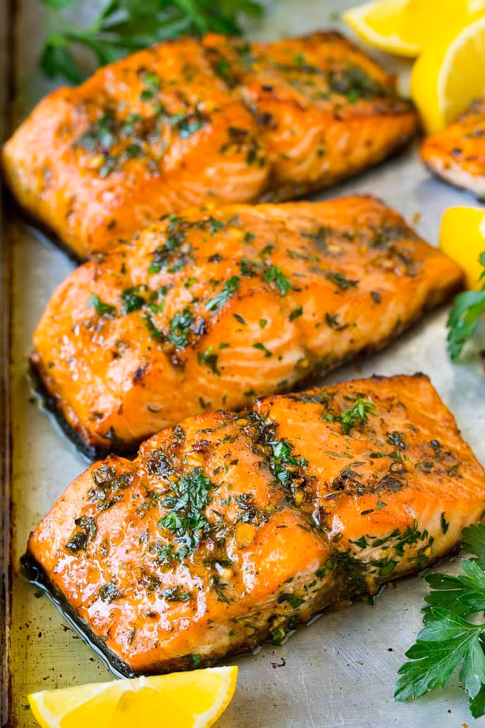 Chế độ ăn nhiều vitamin D có thể có một số lợi ích cho những người bị ung thư phổi. Bạn có thể tìm thấy loại vitamin này trong các loại cá béo như cá hồi. Ảnh: dinneratthezoo.