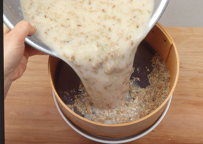 Đầu tiên, bạn ngâm 1 chén lúa mạch với 6 chén nước lạnh trong một giờ. 1 chén bột lúa mạch còn lại sẽ ngâm khi chuẩn bị nấu. Ảnh: korea.