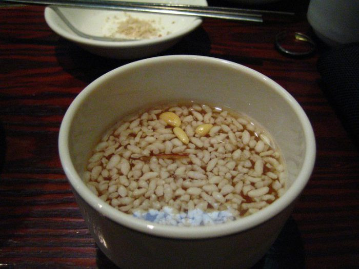 Khi hỗn hợp bắt đầu sôi, bạn cho ¾ chén đường vào. Bạn có thể gia giảm đường tùy theo sở thích. Ảnh: dulichvietnam.