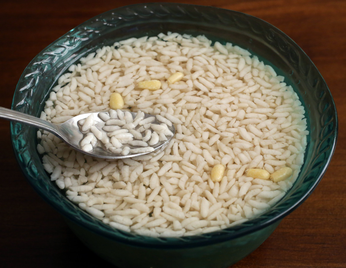 Khi bột lúa mạch mềm ra, bạn dùng tay chà xát như vo gạo trong vài phút rồi dùng rây để lọc xác. Sau đó, cho vào tủ lạnh khoảng 1 tiếng để bột lúa mạch chìm xuống đáy, phía trên là nước lúa mạch trong. Ảnh: maangchi.