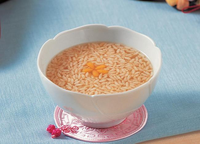 Tiếp theo, bạn đổ phần nước trong của lúa mạch vào cùng 2 chén cơm, cho vào nồi cơm điện hâm trong 3 tiếng. Ảnh: heraldm.