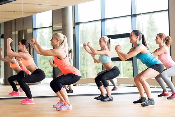 Lúc này, vai, lưng và mông nằm trên một đường thẳng. Mắt nhìn thẳng phía trước hoặc hướng lên trần nhà, bụng hóp lại. Ảnh: genvita.