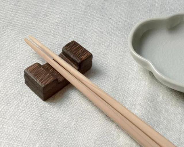 Việc để đũa ẩm như vậy có thể vô tình dẫn đến lây nhiễm chéo các vi sinh vật gây bệnh truyền nhiễm từ đũa của người này sang người khác. Ảnh: khoahoc.