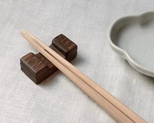 Việc để đũa ẩm như vậy có thể vô tình dẫn đến lây nhiễm chéo các vi sinh vật gây bệnh truyền nhiễm từ đũa của người này sang người khác. Ảnh: khoahoc.