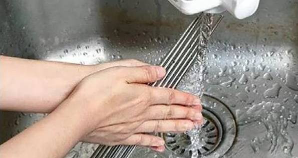 Một trong những sai lầm khi rửa đũa mà nhiều chị em mắc phải đó chính là ngâm đũa trong nước rửa chén vì nghĩ rằng làm như vậy đũa sẽ sạch sẽ hơn. Ảnh: sohucs.