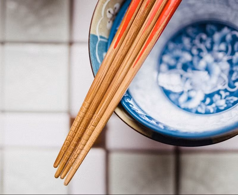 Bên cạnh đó, nhiều chị em lại chà xát đũa với nhau khi rửa. Ảnh: nextshark.