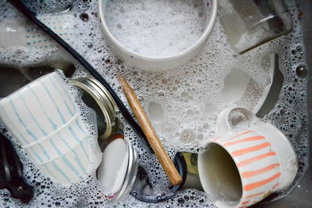 Các chị em cho rằng cầm cả bó đũa xát mạnh vào nhau sẽ khiến đũa vừa sạch lại vừa tiết kiệm thời gian rửa. Ảnh: picdn.