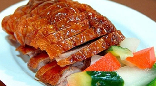 Những người có cơ địa mẫn cảm, dị ứng như hen suyễn, phong thấp không nên ăn da ngỗng bởi có thể bị mẩn ngứa, nổi ban, khó thở. Ảnh: tienphong.