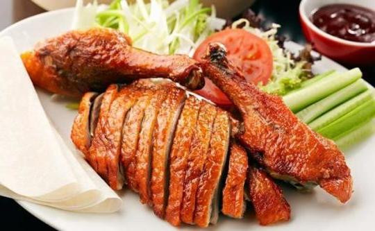 Phần cánh ngỗng thực chất là chất béo của da. Những người bị bệnh tim mạch, rối loạn chuyển hóa mỡ, sỏi thận, sỏi mật, béo phì nên tránh ăn bộ phận này. Ảnh: tinsuckhoemoi.