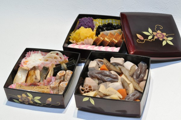 Mỗi món ăn được đựng trong hộp sẽ có ý nghĩa cầu phúc, chúc mọi người gặp may mắn trong năm mới. Ảnh: monnhatban