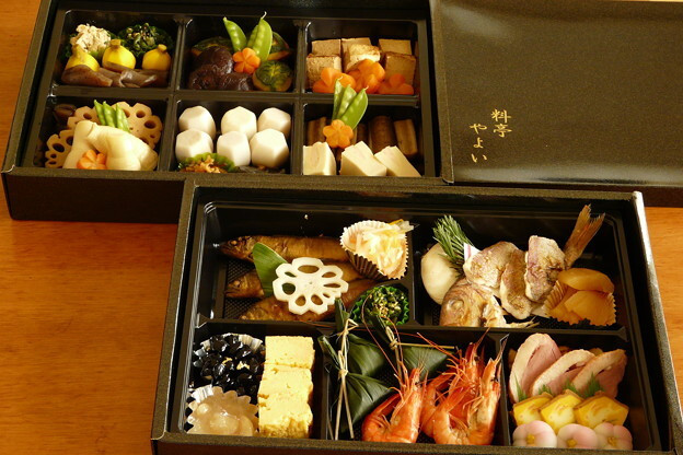 Thức ăn được đựng vào một tráp sơn rất đẹp có nhiều ngăn có tên gọi là Jūbako. Ảnh: monnhatban.