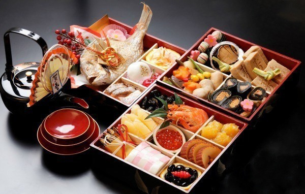 So với các bữa ăn khác Osechi khác biệt ở chính cách trình bày của nó. Ảnh: healthplus.