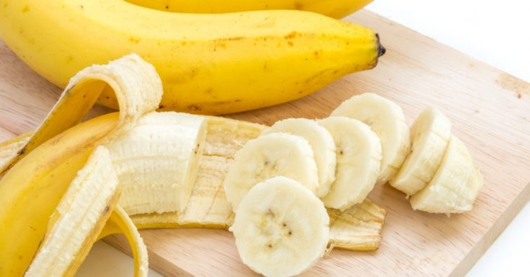 Để ăn chuối một cách an toàn, không làm ảnh hưởng tới tình trạng bệnh, người bị tiểu đường nên ăn chuối còn ương hơn là chuối chín hẳn vì chuối ương có chỉ số đường huyết thấp. Ảnh: nit.