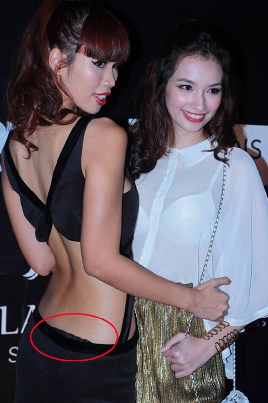 Siêu mẫu Hà Anh lộ cả nội y chỉ vì diện thiết kế quá táo bạo. Ảnh: 2sao.