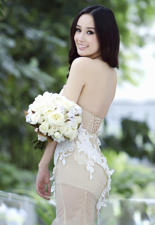 Mai Phương Thúy với chiếc váy kém duyên lộ cả nội y. Ảnh: cungcau.