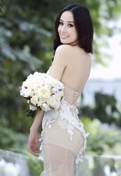 Mai Phương Thúy với chiếc váy kém duyên lộ cả nội y. Ảnh: cungcau.