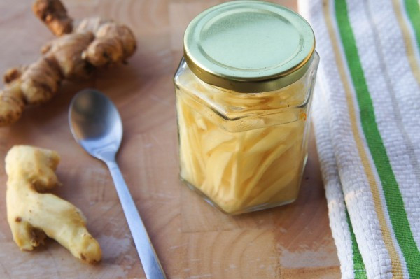 Khi dấm đã nguội hẳn, bạn xếp gừng vào lọ thủy tinh rồi đổ nước dấm vào và đậy thật kín. Ảnh: hoaanhdao.