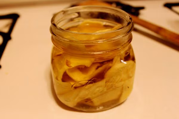 Với cách làm này, chỉ cần khoảng 1 ngày là bạn có thể dùng được món gừng ngâm dấm. Ảnh: tapchidongy.