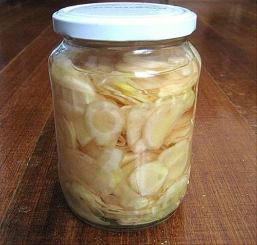 Sau đó, bạn thái gừng thành những lát mỏng, ngâm qua nước muối khoảng 15 phút để cho ráo nước. Ảnh: suckhoegiadinh.