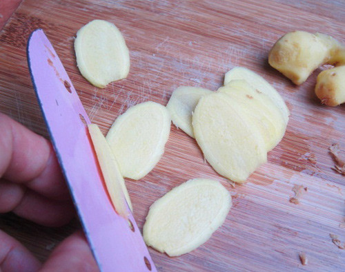 Để làm món gừng ngâm dấm “giải ngán” ngày Tết, bạn cần chuẩn bị những nguyên liệu sau: ½ kg gừng tươi, 250ml dấm táo, 50-100g đường cát trắng. Ảnh: blogspot.