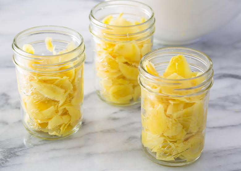 Khi dấm sôi, bạn tắt bếp và cho thêm đường vào, nêm nếm sao cho có vị chua chua ngọt ngọt vừa khẩu vị, rồi để nồi dấm nguội. Ảnh: googleusercontent.