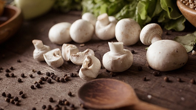 Thậm chí, các loại rau củ màu trắng như tỏi, hành tây còn có tác dụng chống lại ung thư dạ dày và đại trực tràng. Ảnh: bestslim.