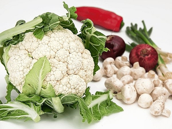 Các loại trái cây và rau củ quả màu trắng như chuối, chà là, nấm, khoai tây rất tốt cho sức khỏe tim mạch. Ảnh: nguoiduatin.