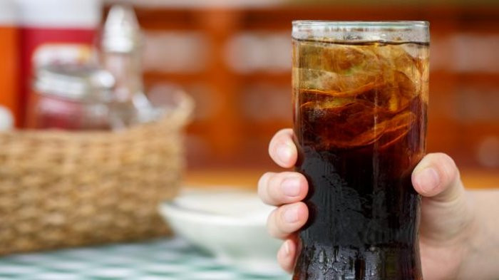 Lý do là vì các loại nước ngọt có gas có thể làm tăng lượng cholesterol xấu trong cơ thể, gây ra những biến chứng nguy hiểm như đột quỵ cho người bệnh thiếu máu não. Ảnh: tstatic. Posts