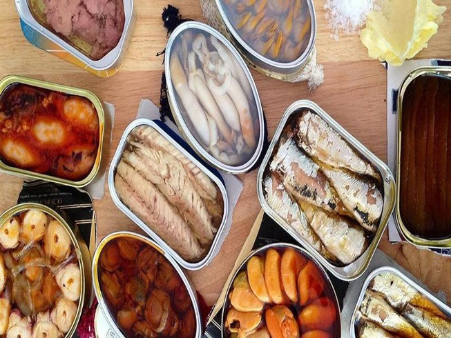 Những thực phẩm này chứa rất nhiều chất bảo quản và hàm lượng muối (natri) cao, gây ảnh hưởng xấu đến huyết áp và tim mạch. Ảnh: plo.