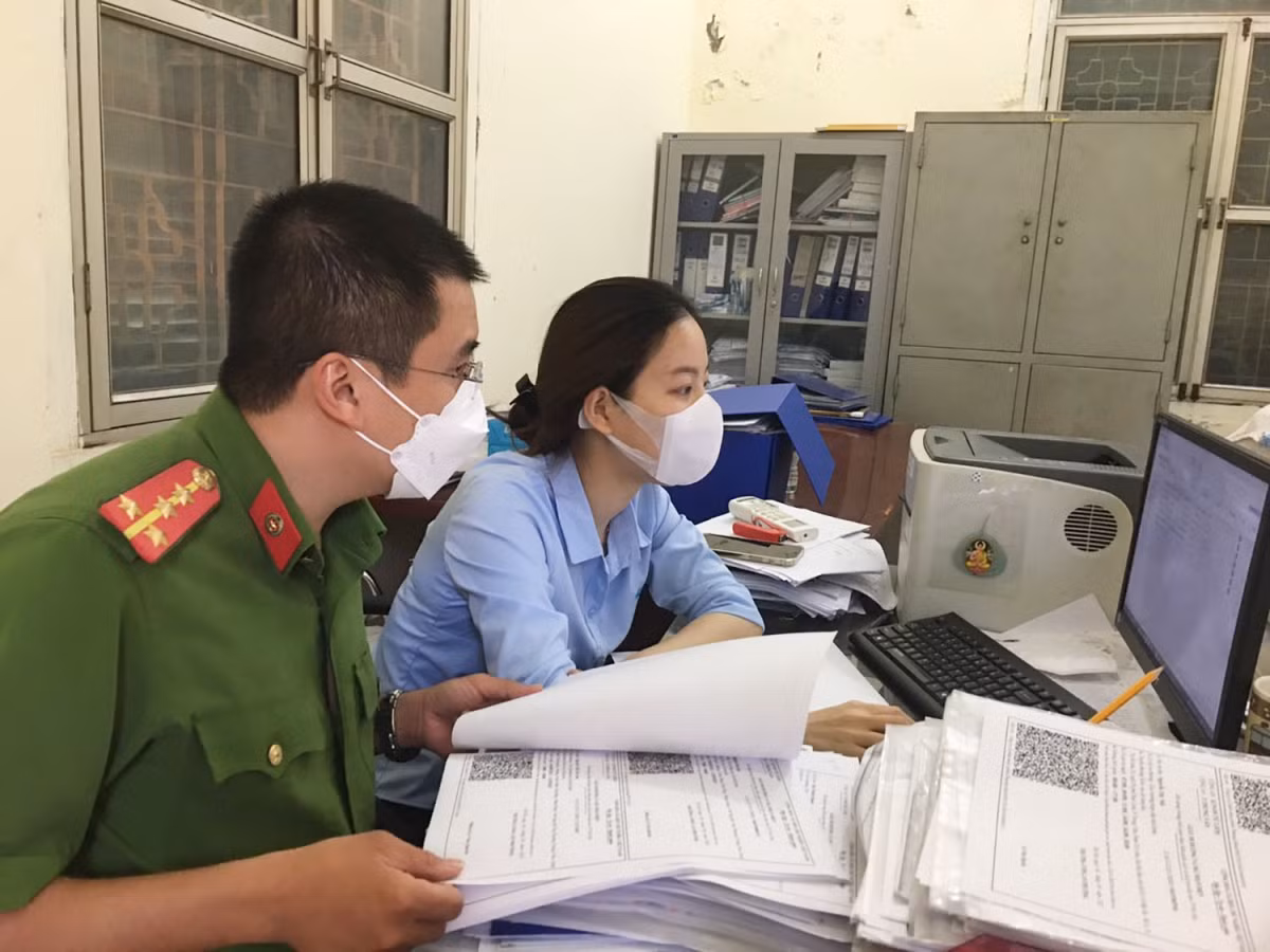 Lam viec thau dem de kip cap giay di duong cho nguoi dan