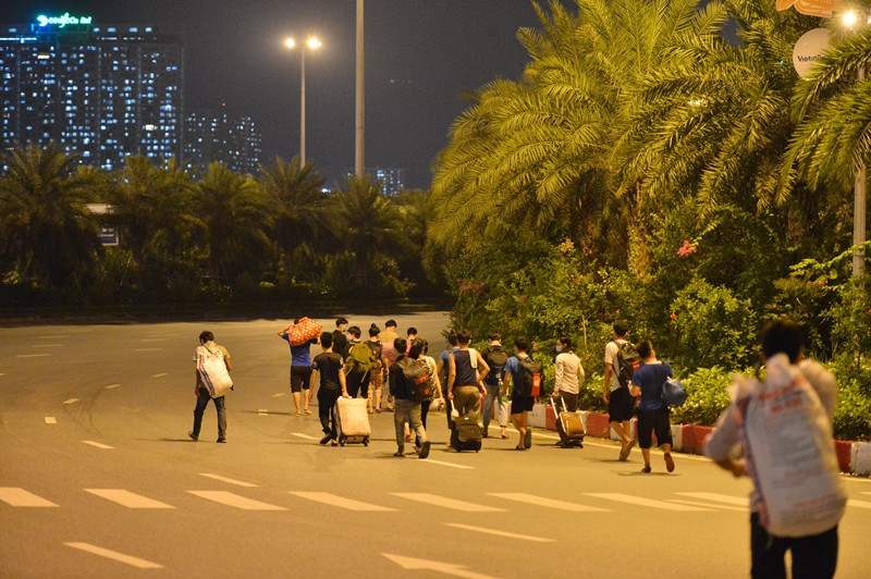 Được biết, quãng đường từ chốt kiểm dịch về đến Hoà Bình khoảng hơn 70 km, còn tới Điện Biên hơn 400km. Tuy nhiên, sau khi khai báo tế, test nhanh COVID-19 ở chốt kiểm soát với kết quả âm tính, nhóm công nhân vẫn quyết định đi bộ về quê.