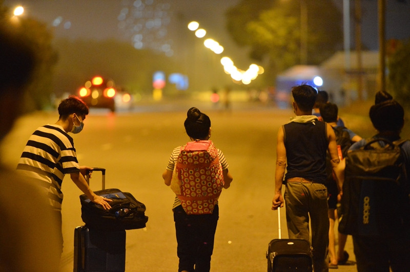 Dù biết đi bộ như vậy sẽ bị các chốt lực lượng chức năng giữ lại nhưng các công nhân vẫn cứ đi đến đâu hay tới đó. "Ở đây không việc, không tiền cũng không biết đến bao giờ mới đi làm trở lại để kiếm tiền nên bọn em quyết định về quê...", anh Nam (21 tuổi, công nhân quê Điện Biên) nói.