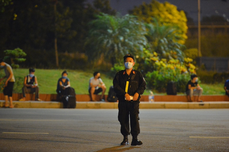 Nhóm công nhân đi bộ chủ yếu làm nghề thợ xây, phu hồ tại các quận Nam Từ Liêm, Bắc Từ Liêm (Hà Nội).